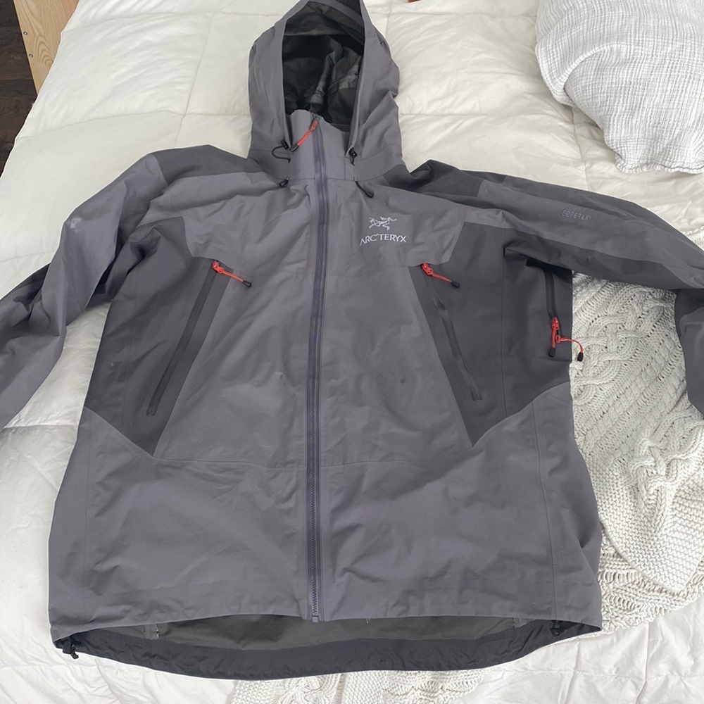 Used Men’s Arc’teryx Gore-Tex Shell XL